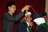 Amuntai, 25/10 - WISUDA SARJANA BAHASA ARAB - Bupati Hulu Sungai Utara H.M Aunul Hadi memindahkan tali toga wisudawati Sekolah Tinggi Ilmu Al Quran (STIQ) Amuntai pada Rapat Senat Terbuka Wisuda Sarjana Negara III Program Studi Pendidikan Bahasa Arab di Aula Banua Kita Amuntai.(Him/A)
