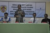 Barabai, - KARTU PNS ELEKTRONIK - Sekretaris Daerah Kabupaten Hulu Sungai Tengah IBG Dharma Putra membuka Sosialisasi Kartu Pegawai Negeri Sipil Elektronik (KPE) dilingkungan Pemerintah Kabupaten HST bertempat di Aula RSUD H. Damanhuri. Foto : ANTARA/HUMAS/Fathurrahman/B.