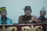 Samarinda (Antara News - Kaltim) Gubernur Kalimantan Tengah, Teras Narang (tengah) yang ditunjuk sebagai Presiden Majelis Adat Dayak Nasional (MADN), memberikan keterangan pers usai penutupan Silaturahmi tokoh dan masyarakat adat Dayak Kalimantan di Stadion Madya Sempaja Samarinda, Kalimantan Timur. Silaturahmi tokoh dan masyarakat adat Dayak Kalimantan yang berlangsung mulai 14 hingga 15 Oktober 2011 merekomendasikan berbagai pernyataan sikap termasuk menuntut deviden 20 persen kepada perusahaan perkebunan dan pertambangan. (Amirullah/ANTARA).
  

