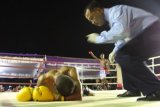 Banjarmasin, 10/10 - DIPUKUL JATUH - Wasit memberi hitungan kepada Philipus Rangga setelah dipukul jatuh oleh Andy Letding di ronde ke lima pada kelas bulu junior perebutan sabuk emas Danrem 101 Antasari yang digelar di atas tongkang di atas sungai Martapura Banjarmasin, Minggu (9/10). Pada kejuaraan tinju profesional tersebut juga menampilkan Asmania Buru yang menang TKO ronde ke 7 atas Ryan Lebong dan Espinos Sabu menang angka mutlak atas Ruben Manakane. Foto ANTARA/Herry Murdy Hermawan/B 