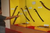 BANJARMASIN,7/10 - MANDAU PEJUANG - Mandau merupakan senjata tradisional khas Kalimantan, dan senjata ini banyak dipergunakan rakyat Kalimantan Selatan (Kalsel) saat perjuangan dulu, mandau terdapat beberapa bentuk dan ukuran sesuai keperluan yang memegangnya, seorang petugas penunjuk beberapa jenis mandau yang dipergunakan saat perjuangan kemerdekaan 1945-1949 yang tersimpan di Museum Wasaka di Komplek Haji Andir Jalan Sultan Adam Banjarmasin, di museum ini terdapat sekitar
400 koleksi bersejarah sebagian besar aneka senjata yang dipergunakan pejuang. (Foto ANTARA/Hasan Z