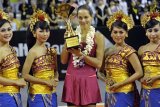 Nusa Dua (Antara Bali) - Petenis Serbia, Ana Ivanovic (tengah) memegang tropi setelah memenangkan pertandingan babak final Tenis WTA Commonwealth Bank Tournament of Champions di Nusa Dua, Bali, Minggu (6/11). Ivanovic keluar sebagai juara dan mendapat hadiah 210.000 Dolar AS setelah menang atas Garrigues dengan skor 6-3, 6-0. FOTO ANTARA/Nyoman Budhiana/11.