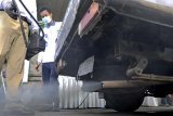 Denpasar (Antara Bali) - Dua petugas Badan Lingkungan Hidup Pemerintah Kota Denpasar menguji emisi asap kendaraan berbahan bakar solar di Denpasar, Bali, Selasa (29/11). Pengujian itu dilakukan terhadap beragam jenis kendaraan untuk mengontrol ambang batas gas rumah kaca yang dihasilkan akibat makin padatnya kendaraan yang beroperasi di Denpasar. FOTO ANTARA/Nyoman Budhiana/11.