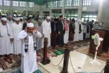 Tenggarong (ANTARA News Kaltim) - Imam Masjig Agung Sultan Sulaiman, Tenggarong, Kutai Kartanegara, H Abdullah Syukri Al Hafiedz, memimpin ribuan orang saat melaksanakan Shalat Idul Adha 1432 Hijriah, Minggu (6/11). (Hayru Abdi/ANTARA)