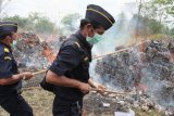 Banjarmasin, 2/11 - MUSNAHKAN HASIL SITAAN - Dua petugas Bea Cukai Banjarmasin melakukan pemusnahan barang ilegal hasil sitaan sepanjang tahun 2010 - 2011 di areal penghijauan WTU di lingkar Basirih Banjarmasin, Senin (2/11). Pemusnahan yang dipimpin Kakanwil Ditjen Bea Cukai Kaltimsel Oentarto Wibowo dengan barang bukti berupa 7.199.640 batang rokok, 24 tablet viagra, 49 keping vcd porno, i unit pistol mainan dan peluncur senjata api dengan poti\ensi kerugian negara mencapai 2 miliar lebih. Foto ANTARA/Herry Murdy Hermawan/B