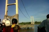 Tenggarong (ANTARA News Kaltim) - Jembatan Kutai Kartanegara sepanjang sekitar 710 meter di atas Sungai Mahakam, Kalimantan Timur, Sabtu sekitar pukul 16.30 Wita, runtuh. Sejumlah warga tampak sedang menyaksikan rangka jembatan yang runtuh. Saat kejadian, dikabarkan lalu lintas sedang ramai. (Hayru Abdi/ANTARA)