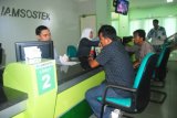 Samarinda (ANTARA News Kaltim) - Sejumlah staf Kantor Jamsostek Cabang Samarinda sedang melayani para peserta Jamsostek yang mengurus berbagai keperluannya, Senin (14/11). Kantor Jamsostek Cabang Samarinda sejak Januari hingga Oktober 2011 telah membayar klaim kepada peserta senilai Rp68,180 miliar, mulai jaminan kecelakan kerja hingga jaminan hari tua. (M Ghofar)