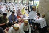 Tenggarong (ANTARA News Kaltim) - Mantan Bupati Kukar H Syaukani HR menempati shaf terdepan (di atas kursi roda paling kiri) saat Shalat Idul Adha di Masjid Agung Sultan Sulaiman Tenggarong, Minggu (6/11). Sejak dua tahun terakhir, Syaukani harus menggunakan kursi roda karena sakit yang dideritanya. (Hayru Abdi/ANTARA)
