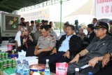 Tenggarong (ANTARA News Kaltim) - Bupati Kutai Kartanegara Rita Widyasari saat memberikan penjelasan kepada Komisi V DPR RI yang meninjau lokasi runtuhnya jembatan Kartanegara Rabu (30/11) di Tenggarong. Tampak Kapolda Kaltim Irjen Pol Bambang Widaryatmo, Kepala Basarnas Marsekal Madya TNI Daryatmo (berjaket hitam) dan Wakil Ketua Komisi V DPR RI H Mulyadi (bertopi). (Hayru Abdi/ANTARA)