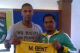 Tenggarong (ANTARA News Kaltim) - Mesin Gol: Pesepakbola berkebangsaan Inggris, Marcus Bent (kiri), bersama Manajer Mitra Kukar, Aji Ari Junaidi, usai penandatanganan kontrak. Markus Bent resmi menjadi salah satu striker Mitra Kukar dengan mengenakan nomor punggung 9. (Hayru Abdi/ANTARA)