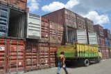 Banjarmasin, 12/11 - AKTIVITAS EKSPOR - 
Aktivitas ekspor sejumlah komoditi di Pelabuhan Trisakti Banjarmasin yang secara kumulatif nilai ekspor Kalsel Januari-September 2011 mencapai 6,72 miliar dolar naik 41,23 persen dibanding periode sama 2010 4,76 miliar dolar. Komoditas utama penyumbang ekspor terbesar 2011 kelompok barang bahan bakar mineral (HS 27) dengan nilai  656,34 juta dolar. Foto ANTARA/Asmuni K/C