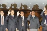 Jakarta (Antara Bali) - Pimpinan KPK terpilih Abraham Samad (kanan), Bambang Widjojanto (kedua kanan), Zulkarnain (kedua kiri), dan Adnan Pandupraja (kiri) berfoto bersama Wakil Ketua DPR RI Priyo Budi Santoso (tengah) usai Rapat Paripurna, di Kompleks Parlemen Senayan, Jakarta, Selasa (6/12). Pimpinan KPK untuk periode 2012 - 2015 tersebut telah mengikuti uji kelayakan dan kepatutan di depan Komisi III DPR RI, dan selanjutnya memulai tugas setelah pelantikan oleh Presiden. FOTO ANTARA/Yudhi Mahatma/11.