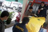 Denpasar (Antara Bali) - Sejumlah petugas dari tim kedokteran Polda Bali memindahkan sesosok mayat ke ruang kamar mayat RSUP Sanglah untuk diotopsi, Kamis (22/12). Mayat yang ditemukan tim SAR di perairan Nusa Lembongan itu diduga merupakan salah satu imigran asal Timur Tengah yang tenggelam bersama ratusan awak kapal lain di sekitar perairan Trenggalek Jawa Timur. FOTO ANTARA/Firman/11.