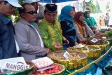 Martapura, 10/12 - BUAH LANGKA - Sejumlah pengunjung yang menghadiri Milad Kesultanan Banjar di halaman gedung Dekranasda Banjar Martapura, Sabtu (10/12) melihat-lihat buah langka khas Kalsel yang disiapkan pada acara itu. Tahun ini produksi buah langka seperti Kasturi, Mundar, Kapul lebih banyak dibanding tahun sebelumnya sehingga masyarakat bisa menikmati buah-buahan tersebut.(Foto ANTARA/Yose Rizal/A)
