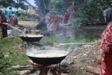 BANJARMASIN, 9/12 (ANTARA) - MENGAWAAH BUBUR ASYURA - Sekelompok masyarakat di Paringin, Kabupaten Balangan sedang bergotong royong memasak bubur Asyura diatas wajan besar (kawah) dengan menggunakan bahan bakar kayu bakar. Tradisi begotong royong juga biasa dilakukan oleh masyarakat pada setiap kegiatan selamatan, seperti, perkawinan, kematian. FOTO ANTARA. hasan Zainuddin/C