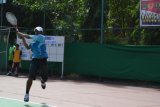 Samarinda (ANTARA News Kaltim) - Petenis Kalimantan Timur Denny Angga beraksi saat mengembalikan bola dari rekannya sesama petenis Kaltim, M Reski Asrian, pada babak semifinal partai tunggal putra cabang tenis lapangan Sukan Borneo IV 2011 di Lapangan Tenis Segiri, Samarinda, Jumat (9/12). Denny Angga menaklukkan M Reski Asrian dengan skor 3-6, 7-6, dan 0-6. Di final, Denny akan menghadapi petenis Brunei Darussalam, Mohd Aiman, yang mengalahkan petenis Kaltim lainnya, Gusti Jaya Kusuma. (Arief Mujayatno/ANTARA)
