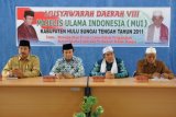 Barabai,29/11-TERPILIH KEMBALI-KH Musa Yusuf Ulama Kharismatis HST kembali terpilih untuk memimpin Majelis Ulama Indonesia (MUI) Kabupaten Hulu Sungai Tengah untuk periode 2011-2016 dalam Musda VIII MUI HST yang turut dihadiri oleh Bupati HST H Harun Nurasid, Wakil Ketua MUI Propinsi Kalimantan Selatan KH Husin Nafarin dan Kepala Kementerian Agama HST H Gurdani Syukur, Musda VII MUI HST bertempat di Gedung Murakata Barabai,Selasa (29/11/2011). Foto :ANTARA/HUMAS/Fathurrahman