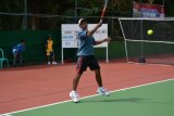 Samarinda (ANTARA News Kaltim) - Petenis muda asal Kalimantan Timur, Gusti Jaya Kusuma, mengembalikan servis petenis asal Brunei Darussalam, Mohd Aiman bin Abdullah, pada babak semifinal tunggal putra cabang tenis lapangan Sukan Borneo IV 2011 di Lapangan Tenis Segiri, Samarinda, Jumat (9/12). Mohd Aiman menaklukkan Gusti dengan rubber set 7-5, 1-6, dan 6-4. Di final, Mohd Aiman akan menghadapi petenis Kaltim lainnya, Denny Angga yang di semi final menaklukkan rekannya sesama petenis Kaltim, M Reski Asrian. (Arief Mujayatno/ANTARA)

