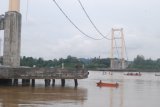 Tenggarong (ANTARA News Kaltim) Sebanyak enam penyelam tradisional mulai melakukan penyelaman di lokasi ambruknya Jemnatan Kartanegara di Sungai Mahakam Tenggarong, Kabupaten Kutai Kartanegara, Sabtu (10/12). Para penyelam tradisional dari pedalaman Kaltim tersebut baru dilibatkan pada Sabtu (10/12) menyusul ditariknya tim SAR dari Jakarta dan Surabaya. (Amirullah/ANTARA)