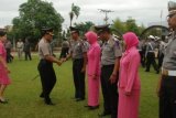 Tanjung Redeb (ANTARA News Kaltim) - Sebanyak 57 anggota Polres Berau menerima anugerah kenaikan pangkat setingkat lebih tinggi di halaman Mapolres Berau, Tanjung Redeb, Sabtu (31/12), dalam sebuah upacara yang dipimpin Kapolres Berau, Ajun Komisaris Besar Polisi (AKBP) Endro Prasetyo SIK MH, selaku inspektur upacara. (Helda Mildiana/ANTARA)