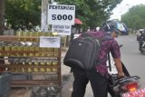 Banjarmasin, 31/12 - BENSIN PERTAMINI - Seorang warga membeli bensin eceran ditempat penjualan bertuliskan 