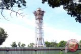 Pekerjaan pembangunan menara pemantau tsunami (view tower) Bengkulu hampir rampung 80 persen, Sabtu (31/12). Untuk menyelesaikan pembangunan menara tersebut DPRD Provinsi Bengkulu pada 2012 kembali menganggarkan dana senilai Rp5,5 miliar setelah sebelumnya dialokasikan Rp10,8 miliar. (Foto ANTARA Bengkulu/ Hendri).

