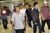 Denpasar (Antara Bali) - Beberapa korban selamat kapal pesiar Costa Concordia disambut petugas Dinas Tenaga Kerja setibanya di Bandara Ngurah Rai, Bali, Jumat (20/1). Sebanyak 14 orang tenaga kerja Indonesia (TKI) yang bekerja di kapal pesiar nahas itu dipulangkan dan puluhan TKI lainnya juga akan menyususl dipulangkan secara bertahap. FOTO ANTARA/Nyoman Budhiana/12.