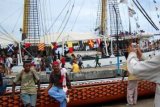 Jayapura (Antara Bali) - Sejumlah pelajar berada di dekat KRI Dewaruci yang berlabuh di Dermaga TNI-AL di Jayapura, Papua, Jumat (27/1). KRI Dewaruci yang sandar di pelabuhan tersebut menjadi perhatian masyarakat yang ingin melihat kapal bertiang tinggi milik TNI-AL itu. FOTO ANTARA/Anang Budiono/12.