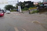Banjarbaru 2/1 - SISTEM DRAINASE BURUK - Beberapa buah mobil yang melintas di depan komplek Brimob Polda Kalsel di Guntung Payung di Jalan Landasan Ulin,BanjÃ rbaru, Kalsel, Selasa (3/1) terpaksa harus mengurangi kecepatanya saat melewati jalan yang terendam air akibat hujan deras. Lambatnya arus air menuju sungai disebabkan sistem drainase yang buruk bahkan banyak yang tersumbat. (Foto ANTARA/Asmuni/Khalid/c) 