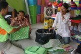 Bontang (ANTARA News Kaltim) - Work Shop Bank Sampah Kelola Mandiri Kota Bontang kini menjadi contoh bagi daerah lain untuk mengelola limbah atau sampah anorganik menjadi berbagai kerajinan, setelah Kota Malang, Jawa Timur. (Suratmi/ANTARA)