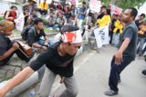 Banjarmasin, 12/1 - DEMO KEPRIHATINAN KONFLIK AGRARIA - Sekelompok anggota Sekber Pemulihan Hak Rakyat Kalsel menari tarian khas dayak diiringi gendang saat menggelar demo keprihatian atas konflik agraria yang merugikan rakyat di depan gedung DPRD Provinsi Kalsel, Kamis (12/1). Demo yang digelar Walhi, Aliansi Masyarakat Adat, dan Mahasiswa tersebut menuntut penyelesaian konflik agraria yang tidak merugikan rakyat. Foto ANTARA/Herry Murdy Hermawan/B