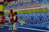 Samarinda (ANTARA News Kaltim) - Empat peserta sedang beraksi di atas panggung pada Lomba Fashion Show yang diselenggarakan dalam rangka memeriahkan HUT Kota Samarinda ke-344 di arena Samarinda Book Fair, 7-15 Januari 2012, di GOR Segiri Samarinda, Sabtu (14/1). (Arief/ANTARA)