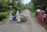 Barabai, 1/1 - JALAN BERLUBANG - Jalan Desa Banua Binjai RT. 8 Kecamatan Barabai Kabupaten Hulu Sungai Tengah  berlubang padahal jalan tersebut merupakan sarana vital warga sekitar dan Kecamatan Pandawan untuk mengangkut hasil produksi pertanian  menuju kota Barabai. Foto ANTARA/Fathurrahman/B
