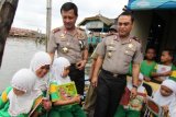 Banjarmasin, 10/1 - PERPUSTAKAAN TERAPUNG - Kepala Lembaga Pendidikan Kepolisian Komjen Pol Oegrosena bersama Kapolda Kalsel Brigjen Pol Syafrudin diantara siswa SDN Kuin Utara 1 yang menikmati koleksi buku perpustakaan di pos polisi terapung Banjarmasin, Selasa (10/1). Melalui peningkatan mutu pendidikan secara menyeluruh anggota Polri diharapkan menjadi insan bhayangkara yang dicintai masyarakat. Foto ANTARA/Herry Murdy Hermawan/B