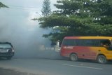 Banjarmasin, 13/1 MOBIL BERASAP - Mobil minibus DA 2663 AI milik Arjuna Travel mengeluarkan asap tebal dari knalpot saat melintas di Jalan Adyaksa tepat di muka pagar Gedung Kopertis Wilayah XI Banjarmasin. Kabut asap yang disebabkan kerusakan sistem pengapian mobil tersebut sempat mengganggu kelancaran arus lalulintas.(Foto ANTARA/Imam H/A) 