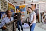 Yogyakarta (Antara Bali) - Dua wisatawan Australia mengamati koleksi batik di Artshop Batik Andre, Tamansari, Patehan, Kraton, Yogyakarta, Rabu (8/2). Toko seni dan kerajinan di kawasan wisata Tamansari tersebut selalu menjadi tujuan para wisatawan untuk berbelanja oleh-oleh dan sekedar melihat koleksi batik tulis. FOTO ANTARA/Noveradika/12.