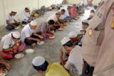 Lhokseumawe (Antara Bali) - Polisi berjaga di samping pengungsi Myanmar di tempat karantina bekas kantor Imigrasi di Peunteut, Kecamatan Blang Mangat, Lhokseumawe, Provinsi Aceh, Sabtu (18/2). Pihak Pengawasan dan Penindakan Kantor Imigrasi Lhokseumawe memperketat pengamanan bersama aparat Kepolisian menyusul dua dari 55 warga Myanmar yang terdampar ke perairan laut Aceh Bluka Tubai itu kabur dan pihak Imigrasi setempat menunggu keputusan Dirjen Imigrasi terkait pemindahan imigran itu. FOTO ANTARA/Rahmad/12.