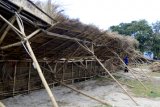 Denpasar (Antara Bali) - Saung pameran yang dipersiapkan untuk para pedagang makanan dan minuman menyambut HUT Kota Denpasar ke-20, yang berada di Lapangan Lumintang, pada Jumat (24/2), roboh akibat tertiup angin. FOTO ANTARA/IGK Agung W/12