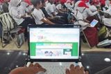 Mataram (Antara Bali) - Sejumlah pelajar mengikuti acara "Roadshow Kampanye Internet Sehat dan Aman" (INSAN) di Gedung Graha Bhakti Kantor Gubernur NTB, Mataram, Selasa (28/2). Kegiatan yang diselenggarakan oleh Kementerian Komunikasi dan Informatika itu diikuti oleh ribuan siswa SD, SMP serta SMA se-pulau Lombok yang bertujuan memberi pemahaman terhadap ancaman dampak negatif internet dan penguatan citra internet sebagai media pembelajaran untuk kecerdasan di kalangan pelajar. FOTO ANTARA/Ahmad Subaidi/12.