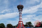 Pekerjaan pembangunan menara pemantau tsunami (view tower) Bengkulu hampir rampung, Senin (27/02). Untuk menyelesaikan pembangunan menara tersebut DPRD Provinsi Bengkulu pada 2012 kembali menganggarkan dana senilai Rp5,5 miliar setelah sebelumnya dialokasikan Rp10,8 miliar. (Foto ANTARA Bengkulu/ Hendri).