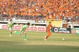 Samarinda (ANTARA News Kaltim) - Striker Persisam, Christian Gonzales dikawal ketat dua pemain belakang Mitra Kukar pada laga lanjutan Indonesia Super Liga yang berlangsung di Stadion Segiri Samarinda, Jumat (17/2). Pada laga bertajuk 'Derby Kaltim' itu Kesebelasan Persisam Putra Samarinda berhasil ditekuk tamunya, Mitra Kukar dengan skor 1-2. (ANTARA/Ikram Al Qadrie) 