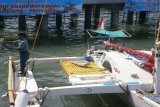 Banjarmasin, 8/2 KRUE EKSPEDISI SABANG-MERAUKE TIBA DI KOTABARU - Krue Ekspedisi pelayaran Sabang-Merauke Cadik Katir Nusantara 2 tiba di Kotabaru dalam rangkaian ekspedisi. Ekspedisi Sabang-Merauke didukung TNI AL dengan sponsor stasiun televisi swasta nasional tersebut membawa empat kru yang dinahkodai Effendy Suleman.(Foto ANTARA/Imam Hanafi/D)  