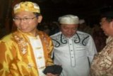 Amuntai, 16/2 - USTADZ KOKO LIEM - Liem Hai Tai atau yang lebih dikenal dengan sebutan Ustadz Koko Liem Da'i muda berdarah Tionghoa dari Jakarta turut memeriahkan pembukaan MTQ HSU ke - 43 dengan tausiyah dan aksi sulap yang memukau.
     Ustadz Koko hadir bersama H. Rosehan disambut Bupati HM Aunul Hadi, Ketua DPRD
Sutoyo Sandi, Ketua LPTQ Drs Suharyanto, Camat Babirik dan sejumlah pejabat daerah lainnya/Edy/D)