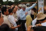 Penajam Paser Utara (ANTARA News Kaltim) - Menhut Zulkifli Hasan ketika mendampingi Menteri Pembangunan Internasional Kerajaan Inggris Andrew Mitchell dan rombongan mengunjungi fasilitas milik PT Balikpapan Forest Industri hingga pabrik plywood di Jenebora, Kabupaten Penajam Paser Utara, Kaltim, Selasa (14/2). (Novi Abdi/ANTARA)