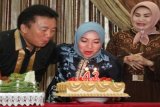 Banjarmasin, 5/2 - ULTAH BERSAMA - Hj Fathul Jannah istri Wali Kota Banjarmasin H. Muhidin merayakan ulang tahun ke-43 bersama dengan  ulangan tahun ke-41 Wakil Wali Kota Banjarmasin Iwan Anshari di Balai Kota Banjarmasin, Jumat malam.(Foto Humas/Hasan Z/D)


