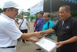 Banjarmasin,30/1. LOMBA KEBERSIHAN - Sekda Banjarmasin, Zulfadli Gazali menyerahkan hadiah pemenang juara kebersihan di lingkungan Kecamatan Banjarmasin
Tengah.Seperti terbersih tepian sungai diraih RT 03 Kelurahan Seberang Masjid, kawasan alamiah diraih RT 01 Kelurahan Kertak Baru Ulu, dan kawasan terencana diraih RT 54 Kelurahan Teluk Dalam. Tampak Sekda menyerahkan berbagai hadiah berupa gerobak sampah, tong sampah kepada pemenang.(Humas/HasanZ/D) 