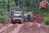 Sebuah Truk bernopol KB 9905 EB yang membawa 7 ton TBS terguling pada Rabu (15/1) sekitar pukul 11.30 WIB, di jalan rusak di wilayah Dusun Sunyat, Desa Sungai Ayak Dua, Kecamatan Belitang Hilir Sekadau. Akhirnya truk berhasil dilegakkan dengan bantuan warga dan para supir lainya sekitar pukul 12.45 WIB.