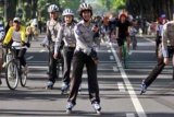 Surabaya (Antara Bali) - Sejumlah anggota Satlantas Polrestabes Surabaya melakukan patroli bersepatu roda ketika hari bebas kendaraan (Car Free Day) di Raya Darmo, Surabaya, Jatim, Minggu (4/3). Kegiatan tersebut merupakan bentuk pelayanan kepada masyarakat oleh Polrestabes Surabaya, untuk menciptakan kondisi yang aman dan kondusif. FOTO ANTARA/M Risyal Hidayat/12.