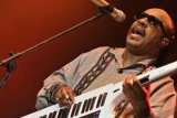 Jakarta (Antara Bali) - Musisi Jazz Stevie Wonder membawakan lagu-lagu hitsnya di Jakarta International Java Jazz Festival, JIExpo Kemayoran, Jakarta, Minggu (4/3) malam. Penyanyi, sekaligus penulis lagu asal Amerika tersebut melantunkan "Figertips, I Just Call To Say I Love You, You Haven't Done Nothing" di hari terakhir pagelaran musik Jazz ini. FOTO ANTARA/Yudhi Mahatma/2012.