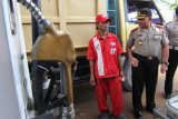 Banjarmasin, 13/3 - SIDAK SPBU - Kapolresta Kombes Pol Suharyono berbincang dengan petugas SPBU kilometer 6 Banjarmasin saat melakukan sidak antrian BBM menjelang kenaikan harga pada 1 April mendatang, Selasa (13/3). Distribusi BBM premium di Banjarmasin mencapai 1200-1400 kiloliter perhari sementara solar 700-800 kiloliter. Foto ANTARA/Herry Murdy Hrmawan/B 